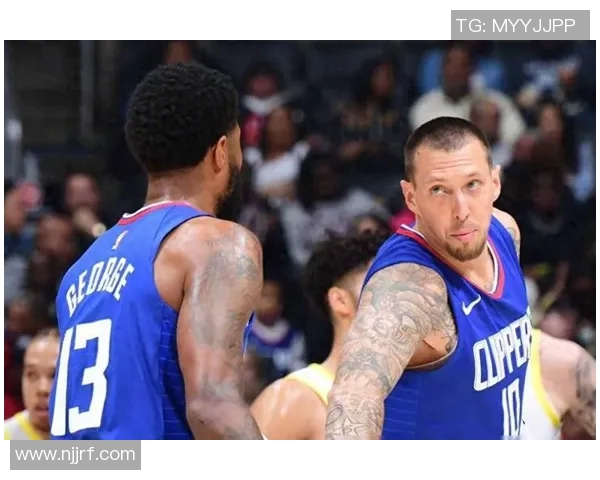 快船与独行侠激战正酣双方球员拼尽全力争夺胜利