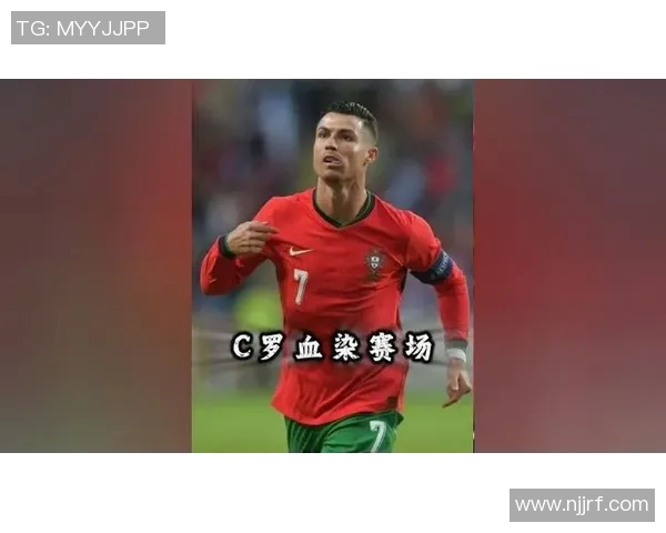 球迷疯狂冲入赛场竟抢走C罗球衣引发热议与争议